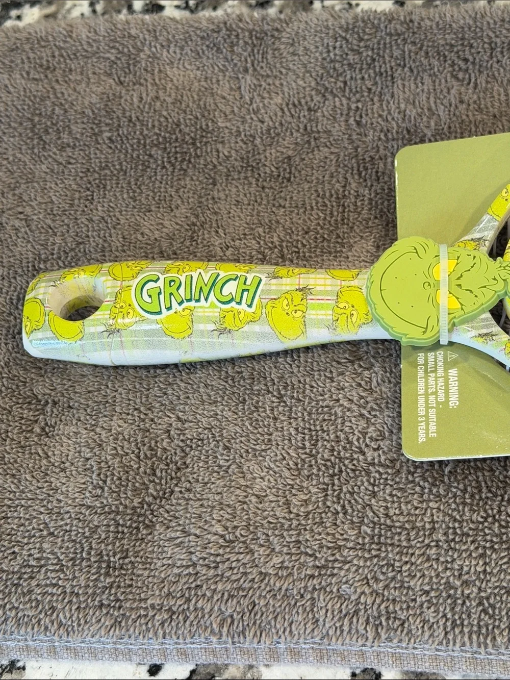 NWT Grinch Hair Set Detangler Brush and Set of 6 Hair Clips